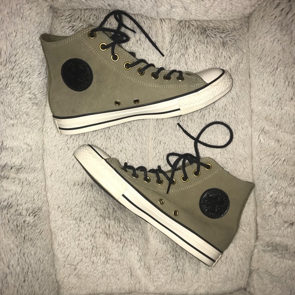 Converse Shoes - 🌸SOLD🌸LIKE NEW Converse suede-like material Converse Shoes - 🌸SOLD🌸LIKE NEW Converse suede-like material